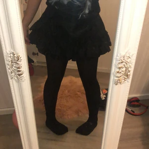 SKIT SNYGG SVART KJOL - As snygg svart kjol jag thrifta för nån månad sen🖤🖤🖤🖤buda på!!! Den är i jätte fint skick. 75kr+Frakten 