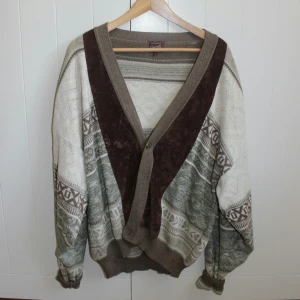 Hipster-kofta - En stickad jordig kofta med moccadetaljer! Så fin men inte min stil längre ❤ Denna förtjänar  verkligen att bli älskad i ett nytt hem, jättefin kvalité. Lite oversized.