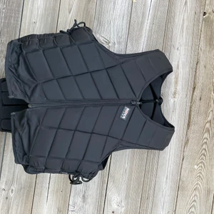 Ridväst - Hej! Säljer nu en av mina säkerhetsvästar då jag inte är i behov av fler än en. Storlek S och som i nyskick då jag knappt använt den. Köparen står för frakten.