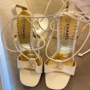 Chanel klackskor med snöre | Size 36 - Säljer mina klackskor från Chanel. Använt bara en gång och har bra skick. DM vid intresse!