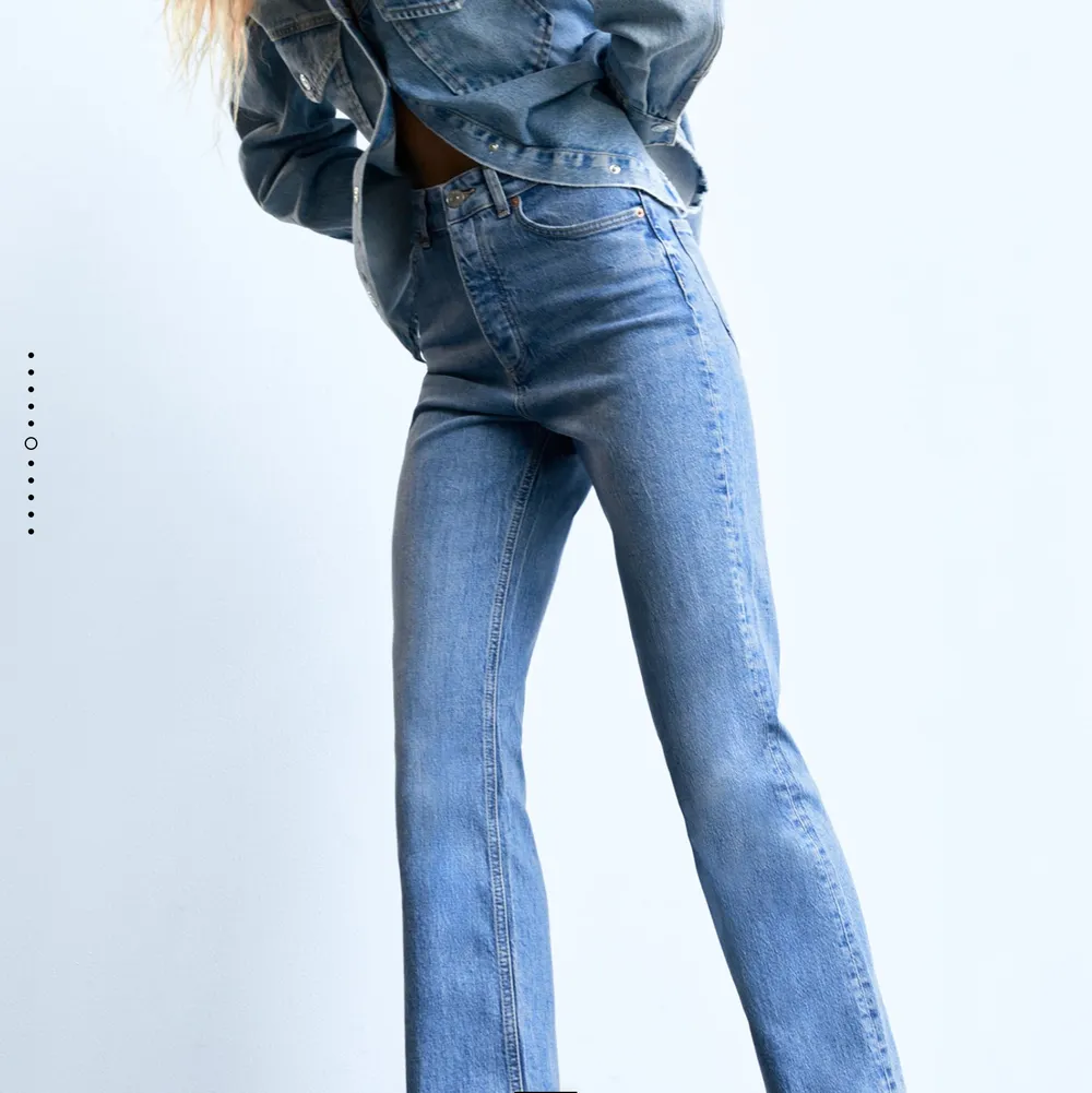 Super snygga och perfekta nu till hösten💜 passar för de som är runt 165-175 💞 aldrig använda, ny pris 399🤍. Jeans & Byxor.