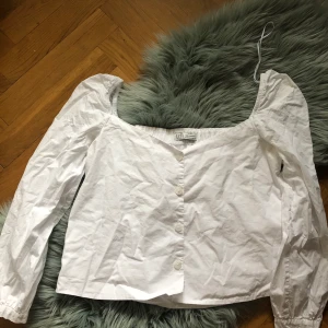Blus från Zara - Super fin vit blus/topp från Zara. Köpt på loppis men den är tyvärr för liten för mig. Jag har strl M men Zaras kläder är ofta mindre i strl så skulle säga att den passar S bättre och möjligtvis XS! Både frakta och mötas upp i Malmö/Lund går bra!