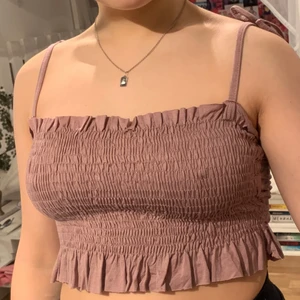 Rosa linne  - Gulligt ”smutsrosa” linne med rosetter på banden. Aldrig använt då det inte är min stil. Hör av dig om du har någon fråga :) 