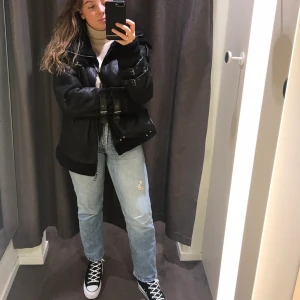 Zara Oversize Aviator vinterjacka  - Köpt för ett år sen ord. pris 1000kr, från Zara Herr men funkar för både tjej och kille. Köpte den på herr för att verkligen få en oversize fit. Är väldigt varm och skön till vintern, nyskick. 400kr el. Bud.