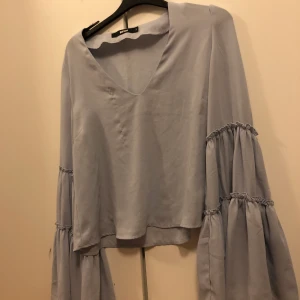 Ljusblå blus med vida armar 🦋 - Bra skick. Jag har xs och den passar mig bra men väldigt löst, så tror den är bättre för en s.