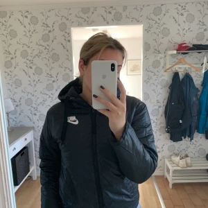 Lack jacka nike - Säljer denna jättefina jackan ifrån Nike, den går att ha på två olika sätt då man kan vända jackan ut och in och få ett nytt material på utsidan! Jättefin, varm och i mycket fint skick. Är osäker på storleken då det inte finns någon lapp i den eftersom den är ut och in vändbar, men den motsvarar S/M skulle jag säga! Köparen står för frakten ❤️