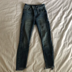 Jeans - Blå tighta jeans från Bik Bok i stretchigt material, är i storlek S men passar även M. Är i bra skick. Pris kan diskuteras vid snabb affär