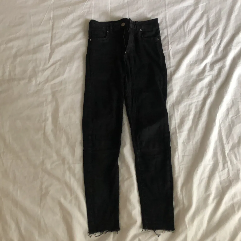 Svarta tighta jeans från Bik Bok, väldigt stretchiga. Förutom ett litet hål på insidan av låret är de i gott skick. Är i storlek S men passar även för M. Pris kan diskuteras vid snabb affär. Jeans & Byxor.