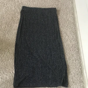 Glittrig långkok  - Glittrig långkjol, med slits från hm i storlek xs💕💕