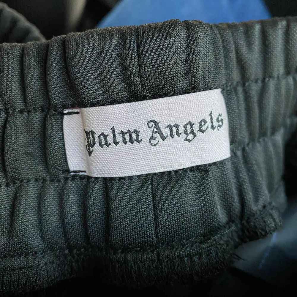 Palm Angels Trackpants i storlek M. Condition 9/10. Pris kan diskuteras. Köpta second hand i London. Nypris $530 (ca 4700kr). Jeans & Byxor.