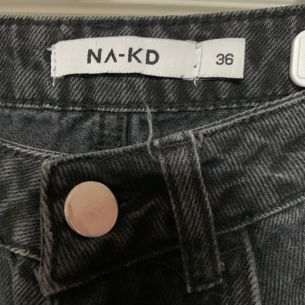 FRI FRAKT! Svarta jeans från NAKD med ormbroderi på ena benet. Flitigt använda men i bra skick! Längdmässigt skulle jag säga att ca165cm passar, jag är 168 och de är lite korta på mig. Köparen står för frakten! Skriv på chatten för frågor/fler bilder. Jeans & Byxor.