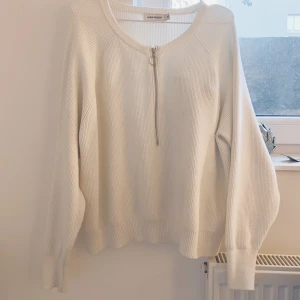 Stickad tröja - 🤍 Stickad mysig tröja från Carin Wester! 🤍 Köpt här på Plick men kommer inte till så mycket användning. Köparen står för frakt. Djur/rökfritt hem 