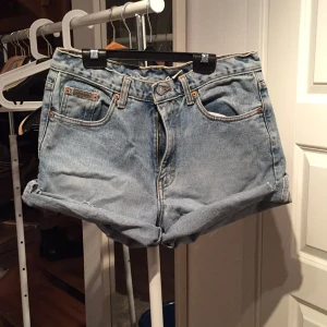  - Calvin Klein jeans avklippta till shorts. Dåligt avklippta..
