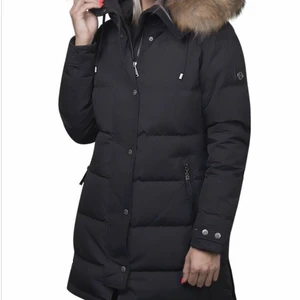 Hollies Subway Vinterjacka  - Säljer min vinterjacka från Hollies i modellen ”Subway”. Jackan är i storlek 34 men passar 36 då den är större i storleken. Köptes förra året och har enbart använts en vinter och väldigt få gånger då jag har haft en annan vinterjacka. Jackan är som ny, rökfri, har inga skador samt har en jättefin stor pälskrage. Vid begäran kan bilder på jackan skickas. Nypris: 4 198kr. Kvitto finns kvar. Jag kan gå ner i pris vid snabbaffär då jag inte har plats för jackan!! 🌸