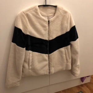 Jacka  - Världens mysigaste jacka i jättefint skick, används alldeles för sällan.