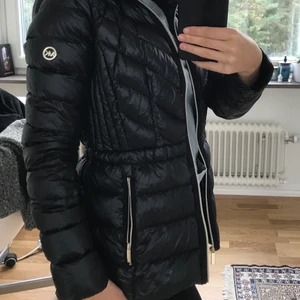 Michael kors dunjacka  - Den perfekt dunjackan för båda höst och vinter! Super snygg och elegant. Sitter perfekt. En Michael kors påse där jackan ska tryckas in kommer med. Den är köpt förra året, endast använd 5gånger. Så den är som ny!!🤩