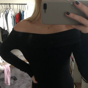 Offshoulder body - Säljer denna snygga bodyn i off shoulder bodyn!! Super snygg och i bra skick💕