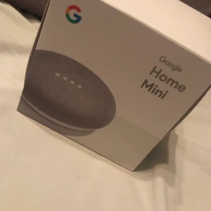 Google home mini  - Säljer min Google home mini i färgen grå. Produkten är endast testad en gång och har svensk version. Allt finns kvar i originalförpackningen.
