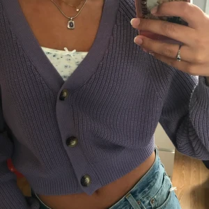 Monki - lila kofta strl XS - Superfin kofta som passar perfekt till sommaren. Köpte denna förra året i augusti och har använt den ett flertal gånger.  