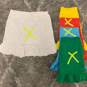 Endast gul kjol kvar!!  - En snygg härlig gul färg! En kjol med volang nedtill! 🦋 med snörning. Passar både M och L