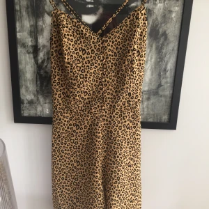 Leopard jumpsuit  - Jumpsuit short från bik Bok , storlek S men passar även en XS.