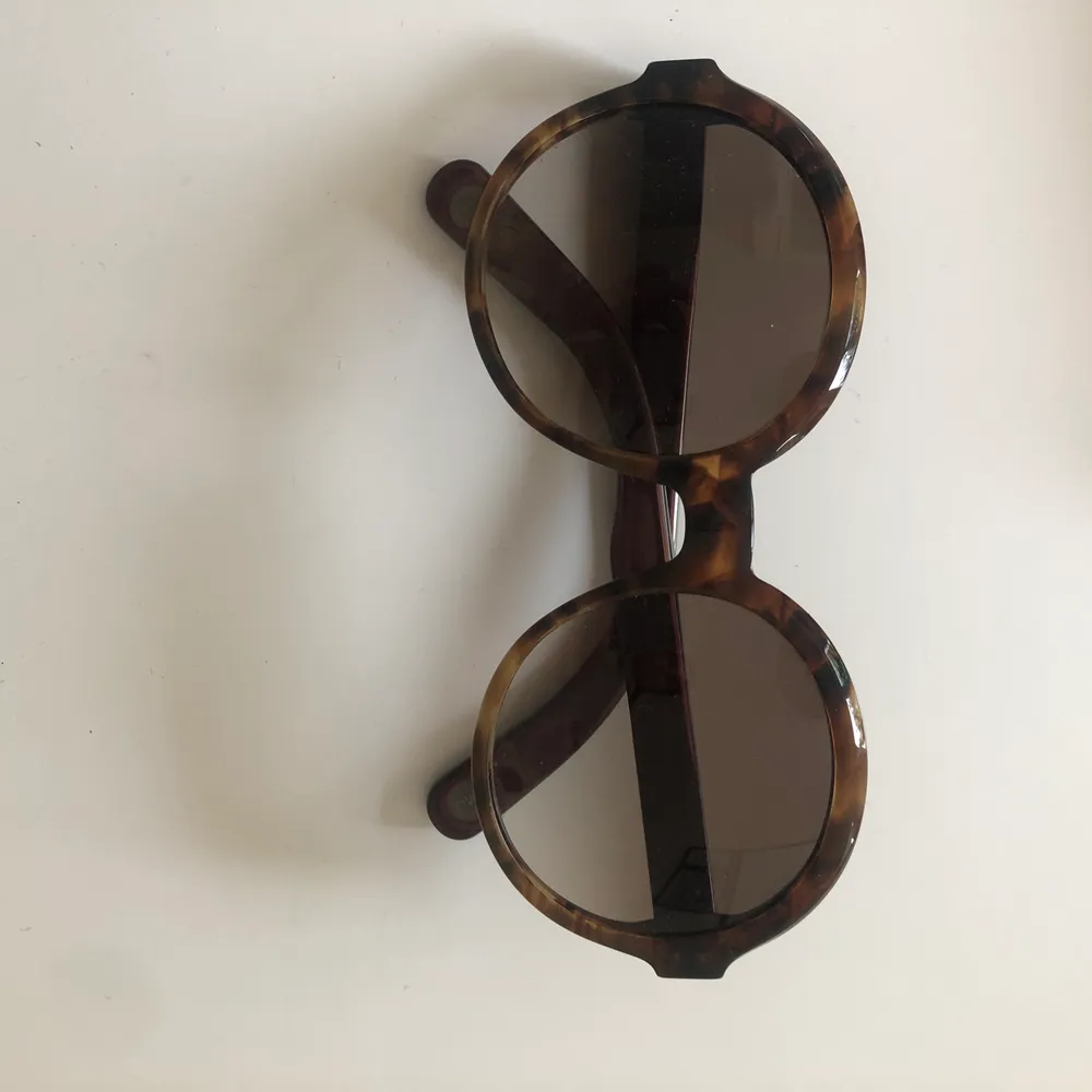Supercoola runda solglasögon från Marc Jacobs. Färgen är i mörkgrå/brun.. Accessoarer.