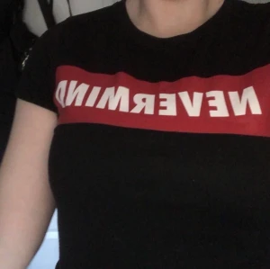 Svart röd T-shirt  - Säljer pga ej användning av den, helt ok skick 