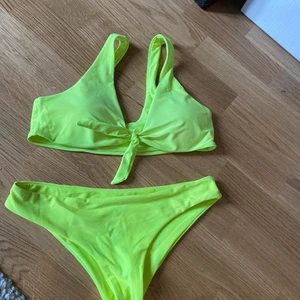 Bikini - Bikini från shein i storlek S, den ser ut som den vita bikinin fast grön! Den neon bikinin framhäver brännan på bästa sätt! Buda i kommentarerna så att alla kan se! Frakt 44kr, den e kvar så länge det inte står såld 