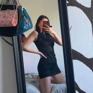 Klänning - Svart klänning i storlek S. Använd en gång på nyår för flera år sedan. Skriv för mer info och fler bilder. Tar endast swish och köparen står för frakt.