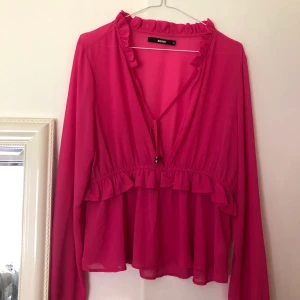 Blus  -  Supertrendig med knallrosa färg (bilderna tar inte upp färgen) Från bikbok, passar s-L