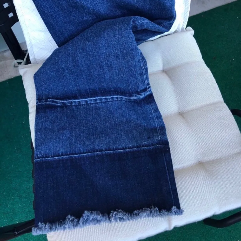 jeans i storlek 34 bar den en gång och sålde den för den är liten för mig.  Jag köpte den 399kr, bud from 120kr. . Jeans & Byxor.