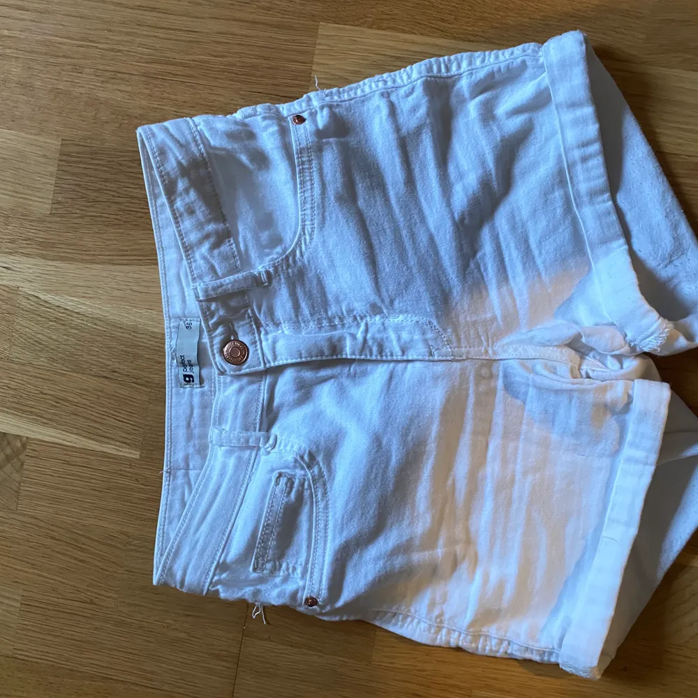 Vita jeansshorts från Gina tricot. Storlek 36. Säljer pga att de är för små så de är inget fel på dem! Jättesöta nu till sommaren:). Shorts.