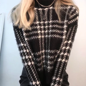 Svartvit tjocktröja - Rutig tröja köpt på New Yorker, lite croppad. Knappt använd. Köparen står för frakten :)
