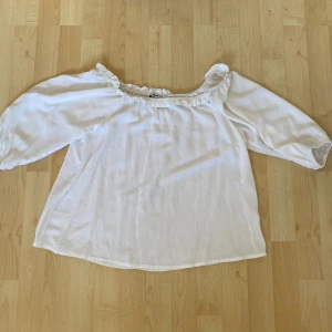 Off shoulder blus strl 36 - Vit off shoulder blus från Gina tricot i strl 36. Fint skick, inte använd många gånger. Kan fraktas om köparen betalar frakten. Hund finns i hemmet!