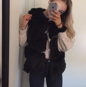 Pälsväst - Jättefin faux fur(fuskpäls)väst i bra skick🥰 Köptes för 1500 kr.
