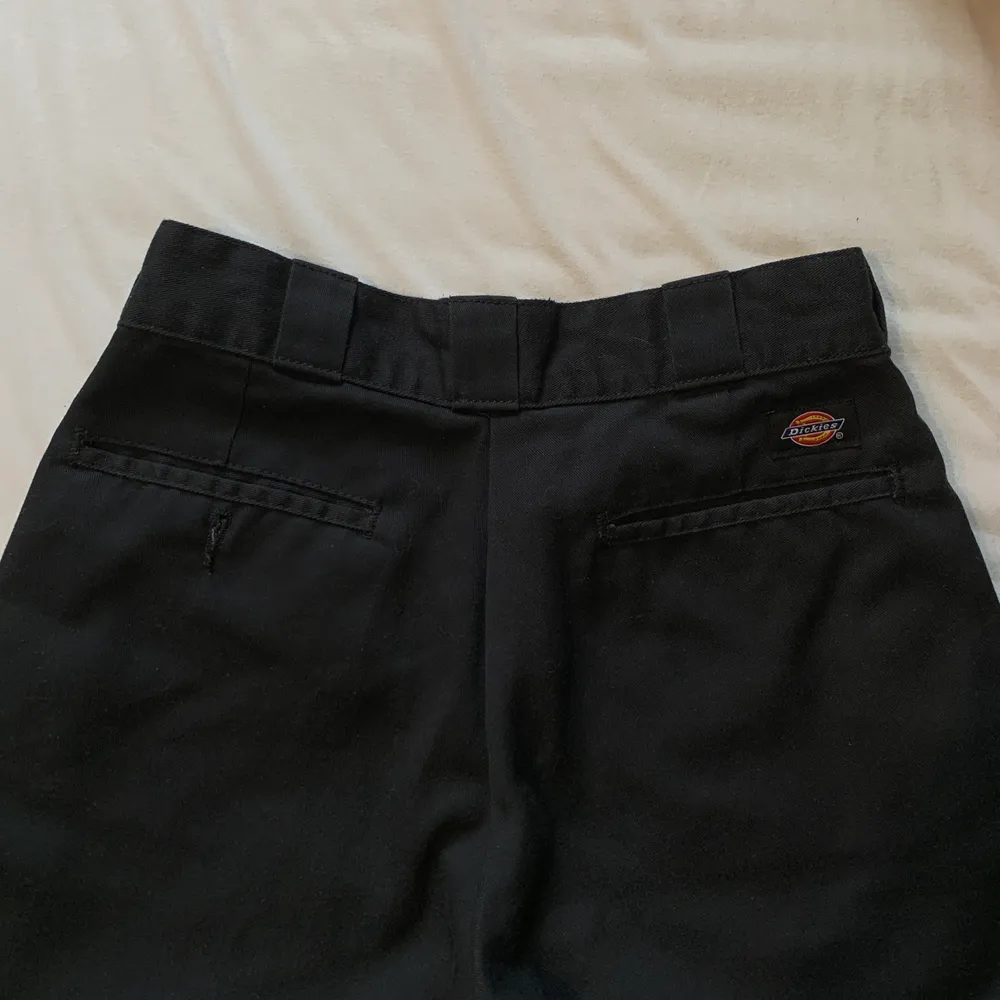 💖Åker bort 21/06 så passa på och köp!!💖            svarta Dickies byxor, sparsamt använda köpta för ca ett halvår sedan, frakt 67kr. Jeans & Byxor.