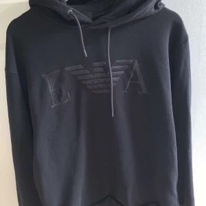 Äkta Armani hoodie  - Äkta Armani hoodie storlek S köpt på NK för 2500kr säljes för 950kr skicket på tröjan e bra pris kan diskuteras