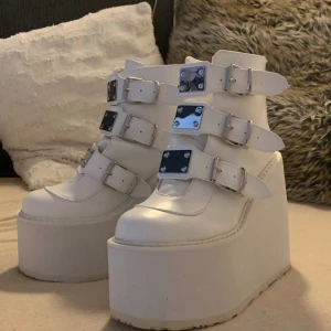 demonia swing white 105 platforms - Vita Demonia platforms. Aldrig använt. Testat en gång inomhus. 14 cm hög. Köparen står för frakt. Annars går att hämta nånstans i Stockholm.