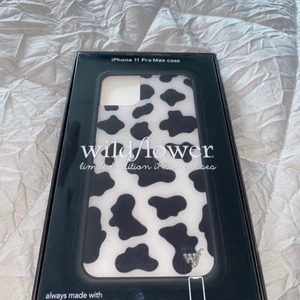Wildflower mobilskal iPhone 11 PRO max - Jättefint mobilskal från wildflower, helt oanvänd, säljer för att råka beställa två🤦🏽‍♀️ nypris runt 350kr                                Köparen står för frakten!🌸☺️