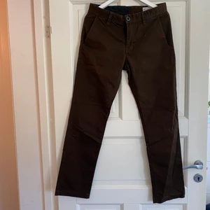 Bruna Volcom chinos - Snygga skate Volcom chinos från Volcom + kontakta för fler frågor :)