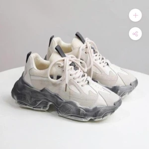 Vita Sneakers strl. 38 - Säljer mina snygga vita sneakers pga fel storlek. Aldrig använt. Nypris: 700kr