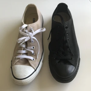 Converse - Två converse låga. De beiga är SÅLDA och andra helsvarta finns kvar. De svarta är oanvända. Ett par 250kr🌼