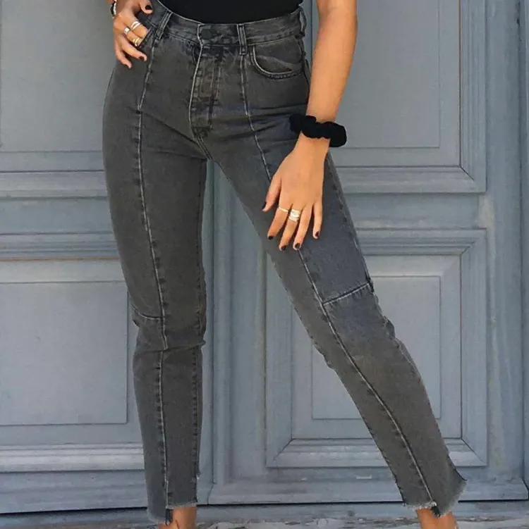 Så coola gråa jeans  med sömmar. Jag har vanligtvis 26 i jeans och sphär sitter dom på mig. Jeans & Byxor.