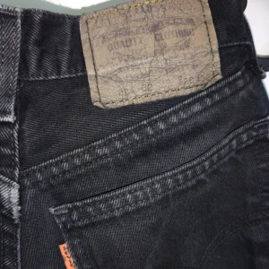 Levi's jeans - Säljer ett par svarta/grå Levi's jeans, orange label. Storlek 28/32, säljer pga att de har blivit för små. Vet inte exakt vilken modellen liknar 501;or. Ganska små i storleken, skulle säga xs/s. Köpta second hand. Kan mötas upp i Malmö, annars +50 frakt:)