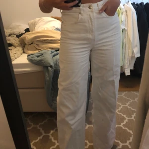 Vita Jeans Gina tricot strl 36 - Säljer pga tröttnat lite, och har flera vita jeans så tyckte de va onödigt. Frakt tillkommer!