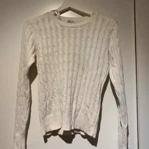 Vit kabelstickad tröja  - En vit kabelstickad tröja, från Gina tricot. sitter fint och är skön, lite lite i storleken