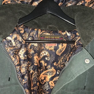 Vinterjacka - Camo-grön vinterjacka med avtagbar luva ! Super snyggt tyg inuti! Jackan är ifrån  Made in the shade ! Jackan är i bra skick. Köpare står för frakt eller hämtar på adress !! 🪐🪐