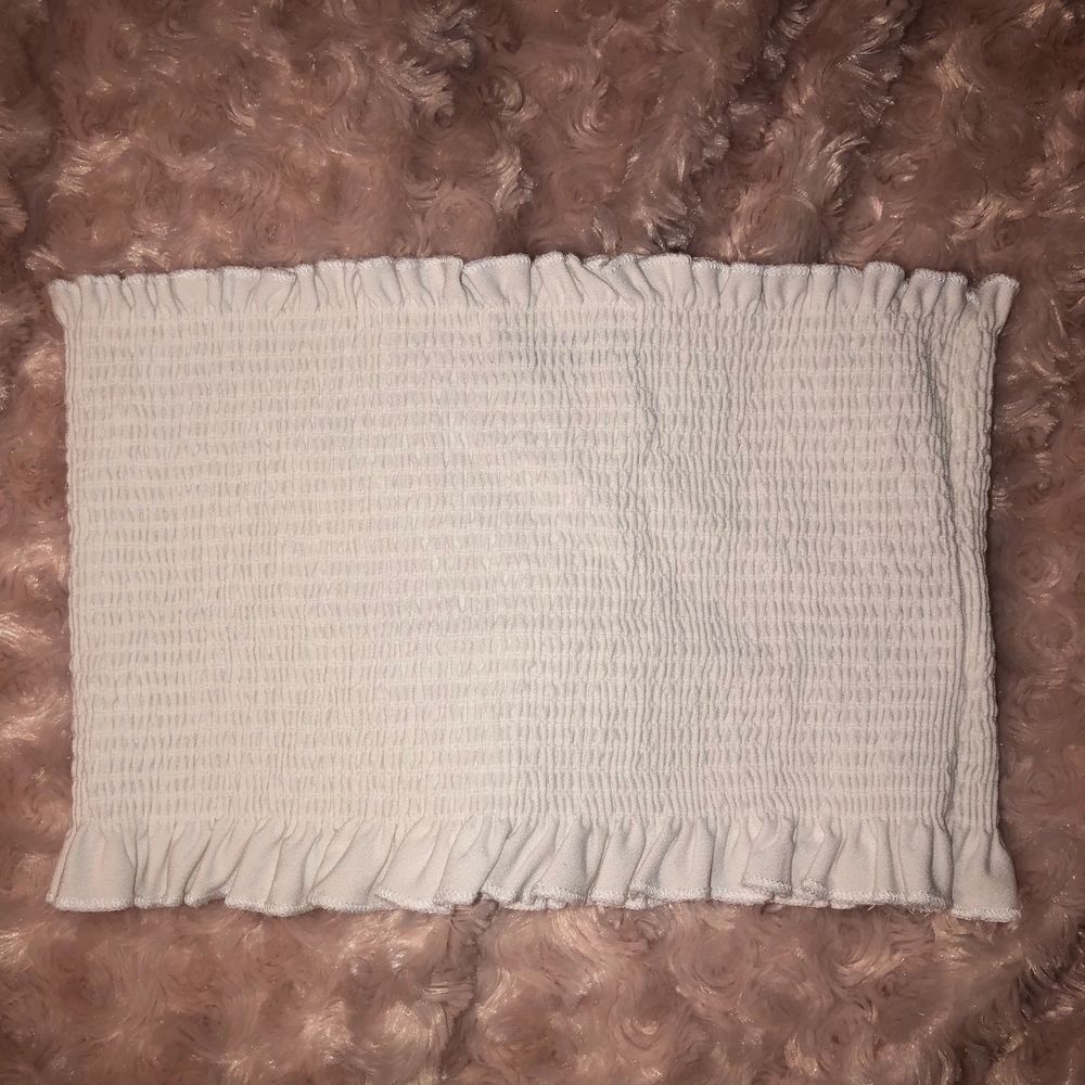 En superfin vit tubtopp från Gina Tricot i mycket bra skick! knappt använd då den är i fel storlek för mig. Hoppas den kan komma till användning av någon annan😊. den är i storlek M men är mycket stretch. Pris kan diskuteras och frakt ingår!🤩. Toppar.