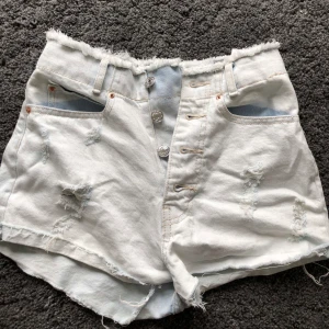 Ljusa shorts från pull and bear  - Jätte söta shorts till sommaren i nyskick! Frakten står köparen för. 