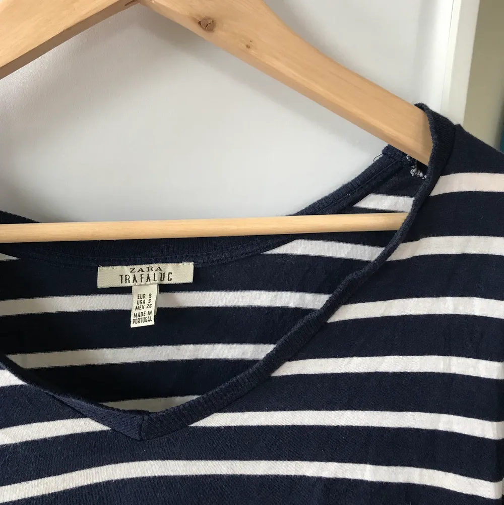 En vit/marinblå randig t-shirt från Zara. Faller fint & tunn, perfekt till sommaren😌 köparen står för frakten (42kr). T-shirts.